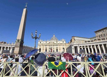 Brasileiros foram ver de perto o novo papa Le&atilde;o XIV, na missa dominical na Pra&ccedil;a de S&atilde;o Pedro, no Vaticano -  (crédito: Carlos Altman/EM)