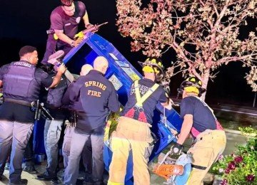 Agentes tentaram resgatar homem de dentro de cont&ecirc;iner, mas ele morreu -  (crédito: Departamento de pol&iacute;cia)