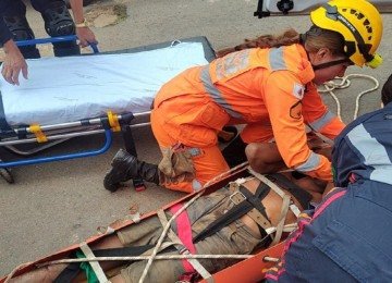 Depois de ser resgatada, a vítima foi levada para o Hospital Municipal de Paracatu -  (crédito: CBMMG)