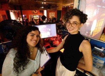 Débora Cançado e Fernanda Almeida no Cannibal's Bar, durante audição de 'A Via-Láctea', álbum de Lô Borges -  (crédito: Marcos Vieira/EM/D.A Press)