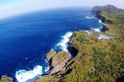 Localizado no sul do Oceano Atlântico, o arquipélago Tristão da Cunha tem em seu território a “Ilha Inacessível', que fica na região de Gough. Esse, por sinal, é um dos lugares mais isolados do mundo, sendo considerado um patrimônio da humanidade pela Unesco. -  (crédito: - Youtube Canal Alex Bond)