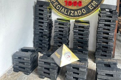 Caminhão levava 238 barras de maconha -  (crédito: PMMG)