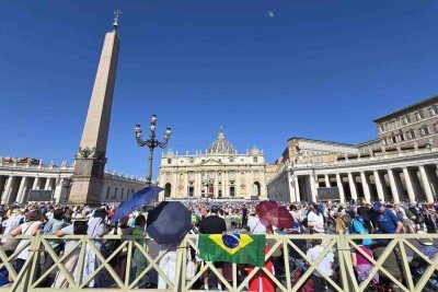 Brasileiros foram ver de perto o novo papa Le&atilde;o XIV, na missa dominical na Pra&ccedil;a de S&atilde;o Pedro, no Vaticano -  (crédito: Carlos Altman/EM)