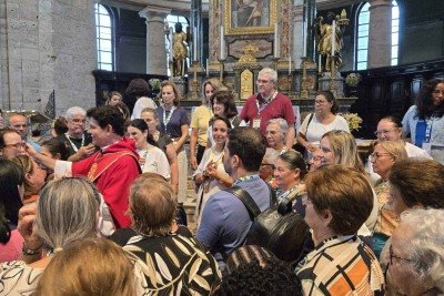 Na Bas&iacute;lica da sant&iacute;ssima Trindade, em Floren&ccedil;a (It&aacute;lia), Padre Reginaldo Manzotti &eacute; rodeado pelos peregrinos brasileiros -  (crédito: Carlos Altman/EM)