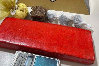 Abordada, a adolescente admitiu que atuava no tráfico e que tinha mais drogas em casa -  (crédito: Divulgação/Polícia Militar)