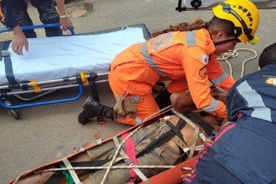 Depois de ser resgatada, a vítima foi levada para o Hospital Municipal de Paracatu -  (crédito: CBMMG)