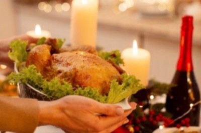 A proximidade do Natal traz uma d&uacute;vida cl&aacute;ssica para muitas fam&iacute;lias: vale mais a pena cozinhar a ceia em casa ou encomendar de um restaurante ou buf&ecirc;? -  (crédito: Freepik)
