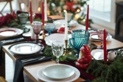 Inspire-se com dicas f&aacute;ceis e charmosas para criar um ambiente acolhedor para a fam&iacute;lia na mesa de natal -  (crédito: Freepik)