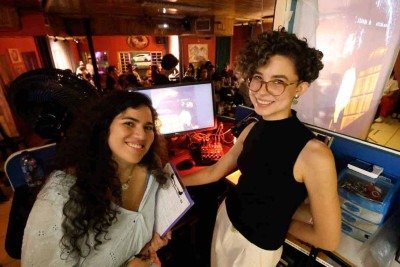 Débora Cançado e Fernanda Almeida no Cannibal's Bar, durante audição de 'A Via-Láctea', álbum de Lô Borges -  (crédito: Marcos Vieira/EM/D.A Press)