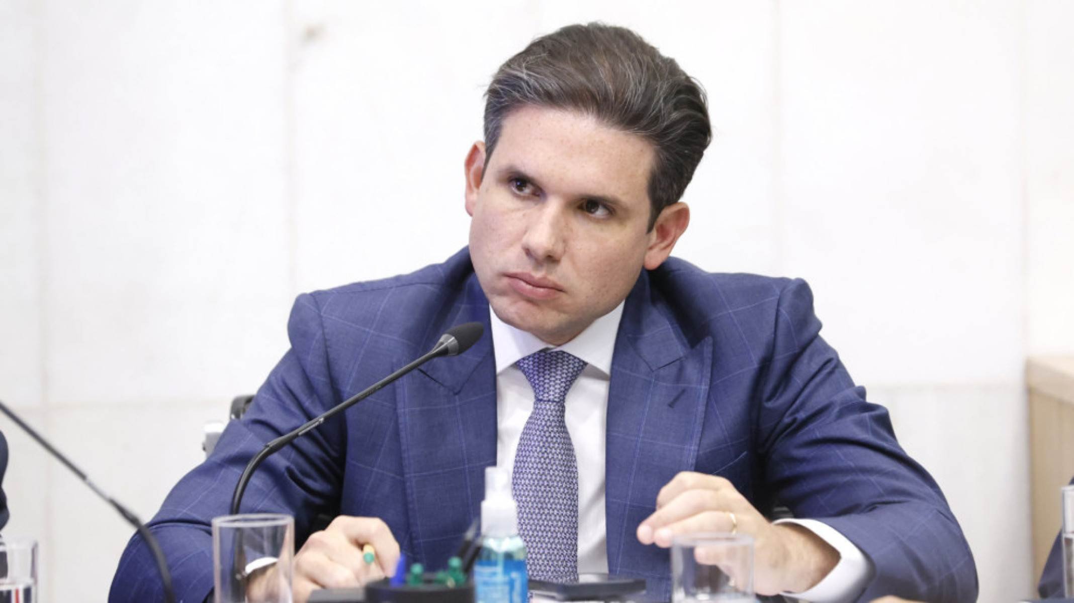 Rompido com líderes do PT e do PL, Hugo Motta apanha nas redes