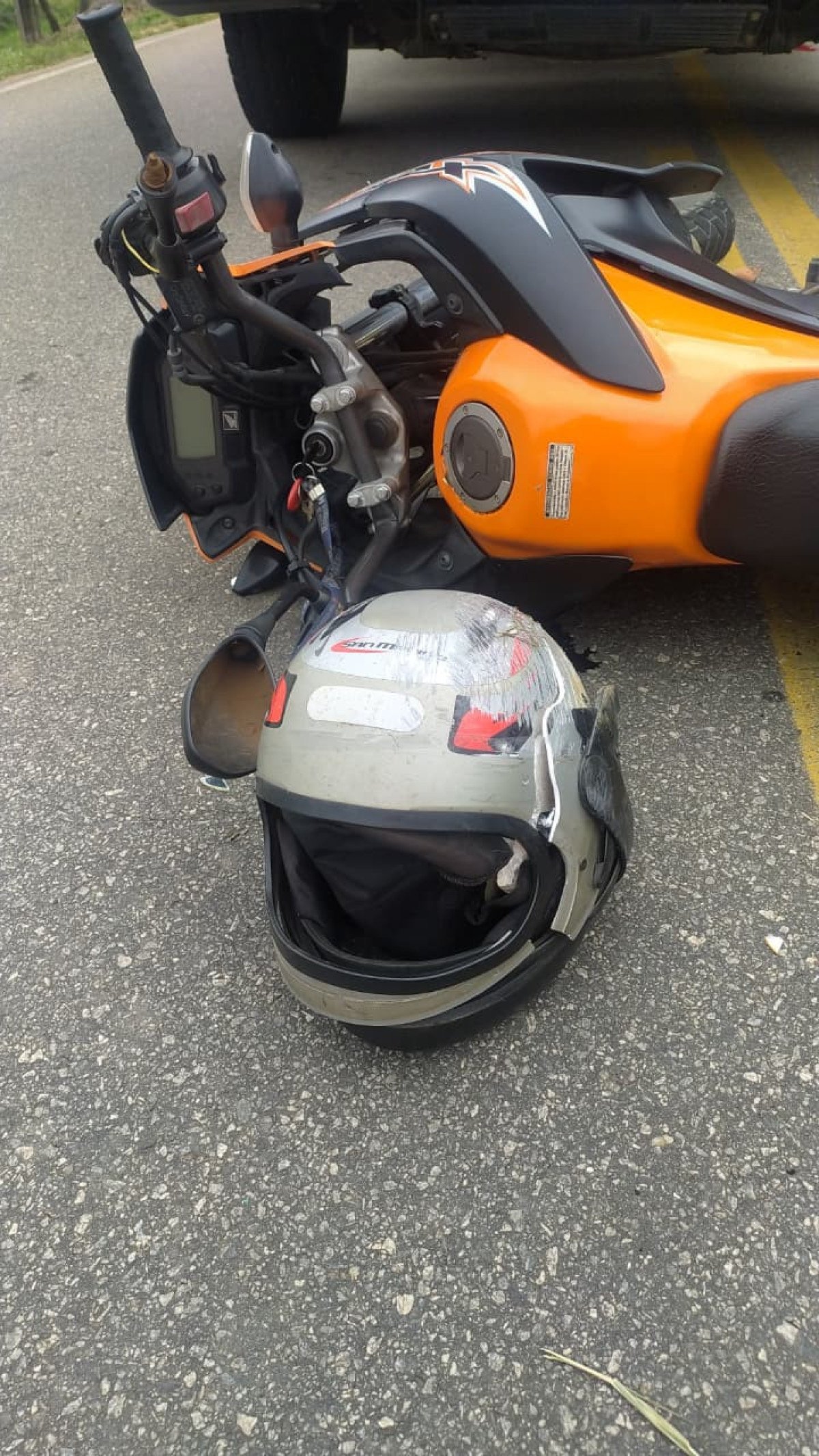 O Samu prestou os primeiros atendimentos ao condutor da motocicleta, que apresentava sinais de traumatismo cranioencefálico