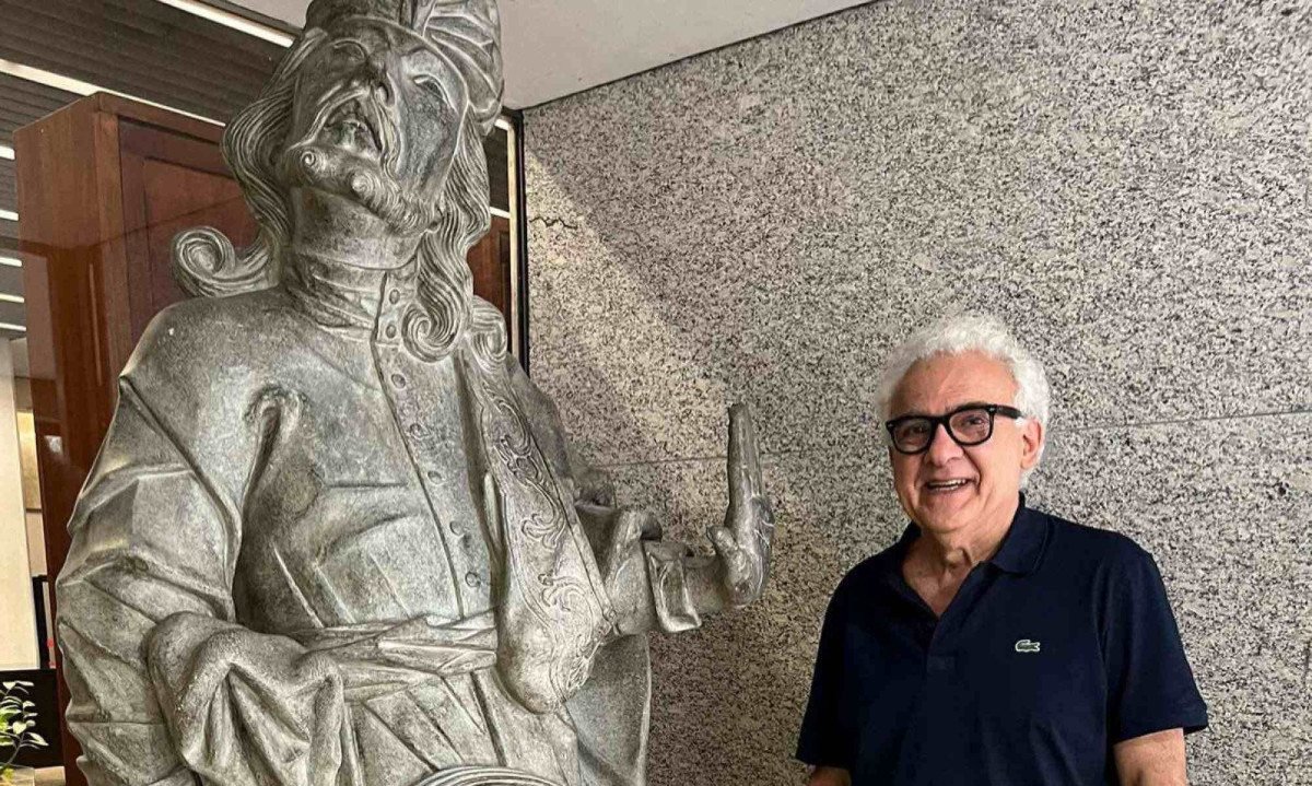 O escritor Milton Hatoum na sede do Estado de Minas com r&eacute;plica da est&aacute;tua do profeta Jonas: "Aleijadinho &eacute; um milagre"
