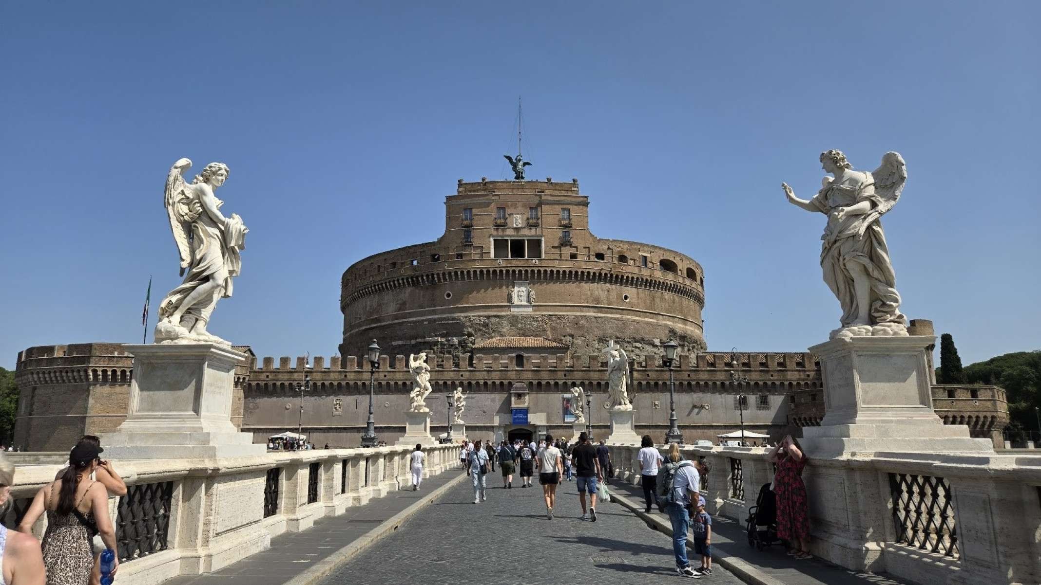 No Vaticano, fotografe as est&aacute;tuas de anjos na Ponte Sant'Angelo, projetadas por Bernini e seus alunos