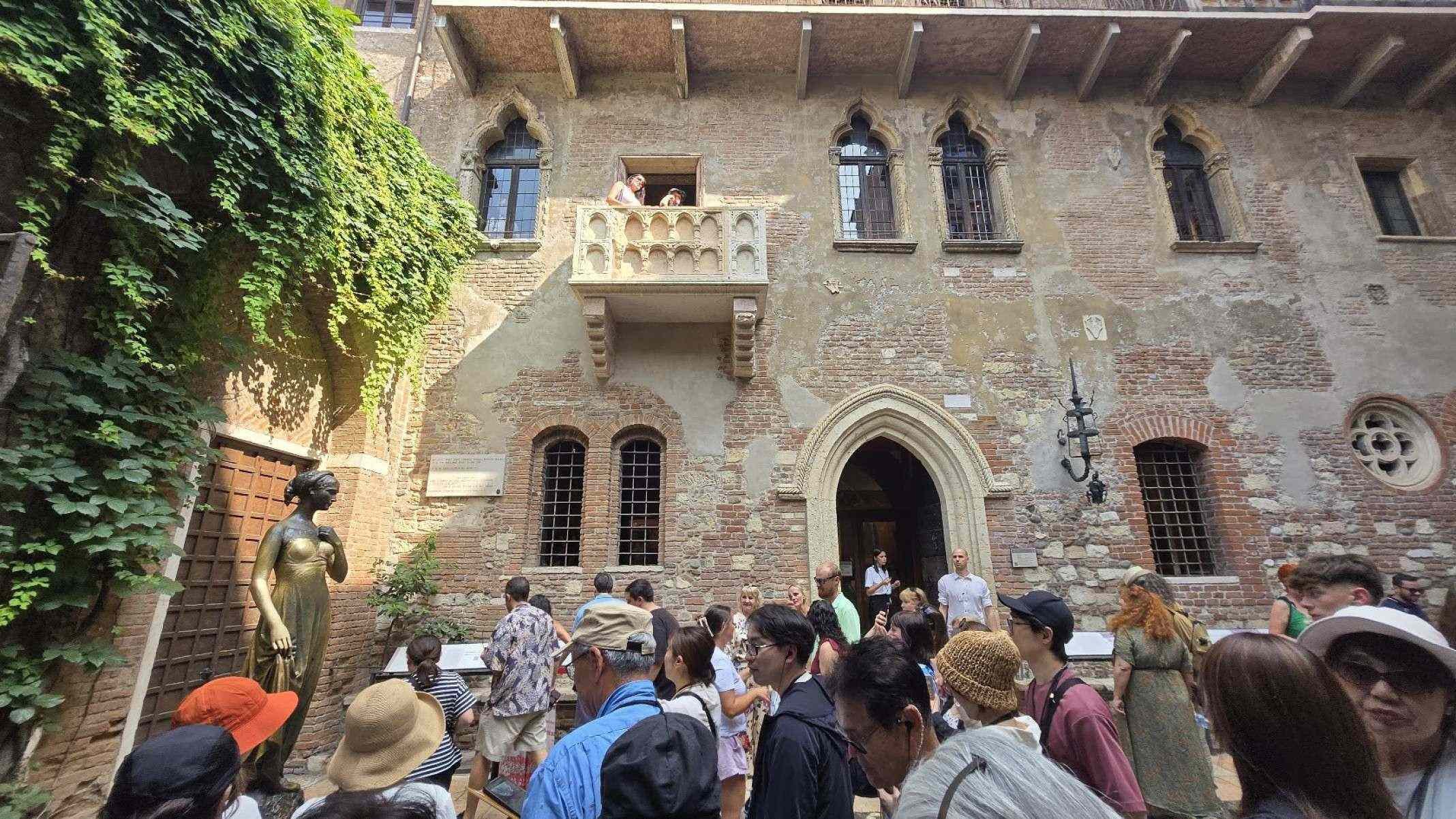 Para os apaixonados, visite a casa de Julieta, em Verona