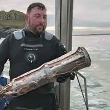 Mergulhadores encontram possível ‘boia-espiã’ russa na costa do País de Gales - Reprodução do X @HeraldWales