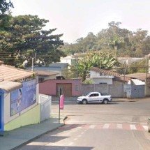 Mulher morre na porta de escola em acidente entre moto e caminhonete - Google Street View/Reprodu&ccedil;&atilde;o