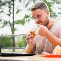 Alimentação inadequada acelera danos oculares em homens - Freepik