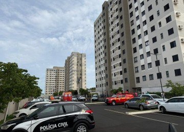 A criança caiu de uma janela do 12º andar do condomínio -  (crédito: Divulgação/Corpo de Bombeiros)