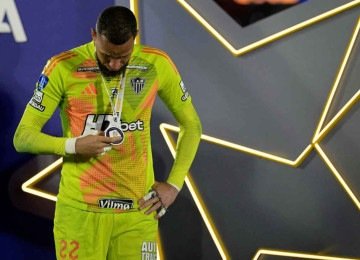 A medalha de vice da Copa Sul-Americana frustrou o goleiro Everson e toda a torcida do Galo -  (crédito: JUAN MABROMATA / AFP)