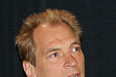 O ator Julian Sands morreu em janeiro de 2023. Mas não se sabe em que dia. Isso acontece porque ele praticava escaladas e morreu no Monte Baldy , na Califórnia.  Mas o corpo só foi encontrado cinco meses depois.  -  (crédito: wikimedia commons 5of7)