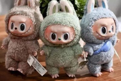 O Labubu é um personagem criado pelo artista chinês Kasing Lung, conhecido por sua aparência peculiar, com dentes pontudos, expressão travessa e traços que misturam o macabro com o lúdico. 
 -  (crédito: Reprodução)