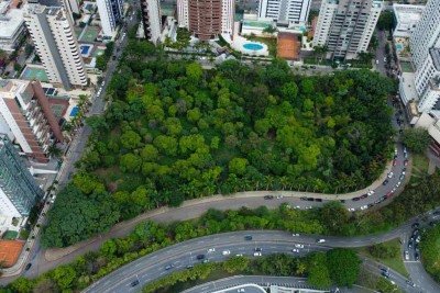 Praça da Lagoa Seca, área verde indisponível para edificações no Belvedere: transferência de titularidade depende de acordo com a PBH -  (crédito: Leandro Couri/EM/D.A.Press)