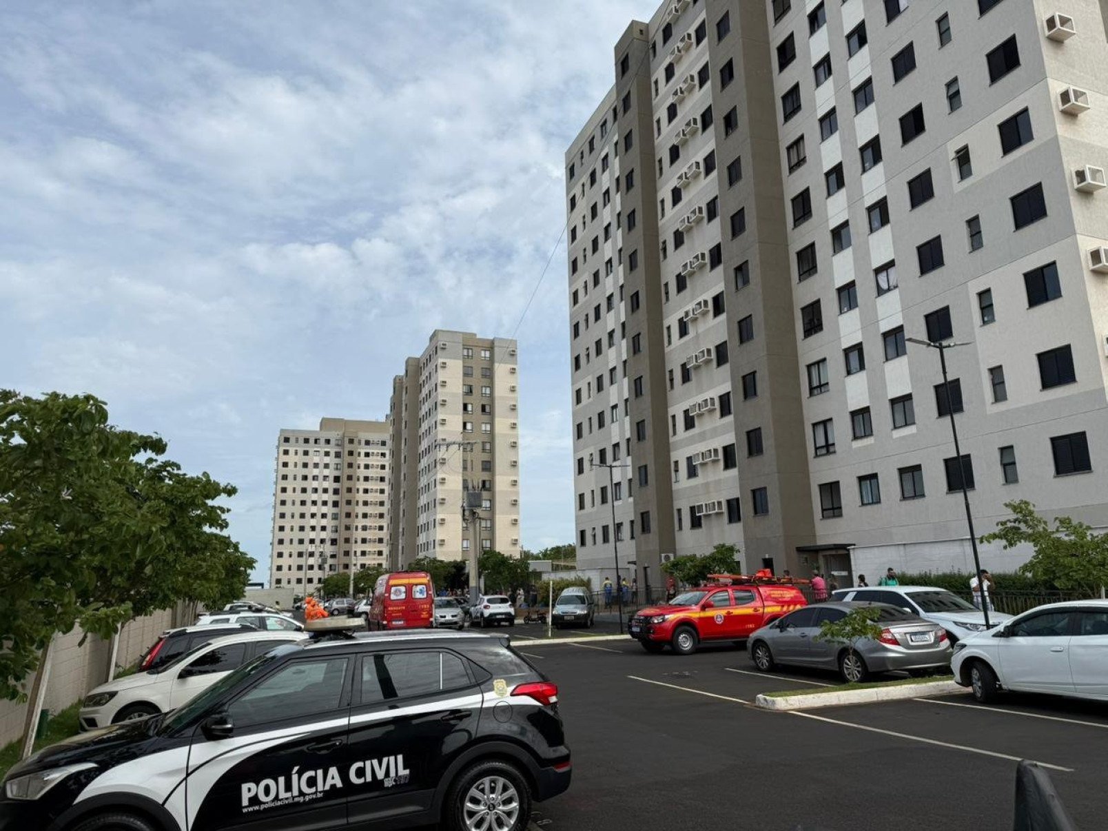Menino de 5 anos sozinho em casa cai do 12º andar e morre