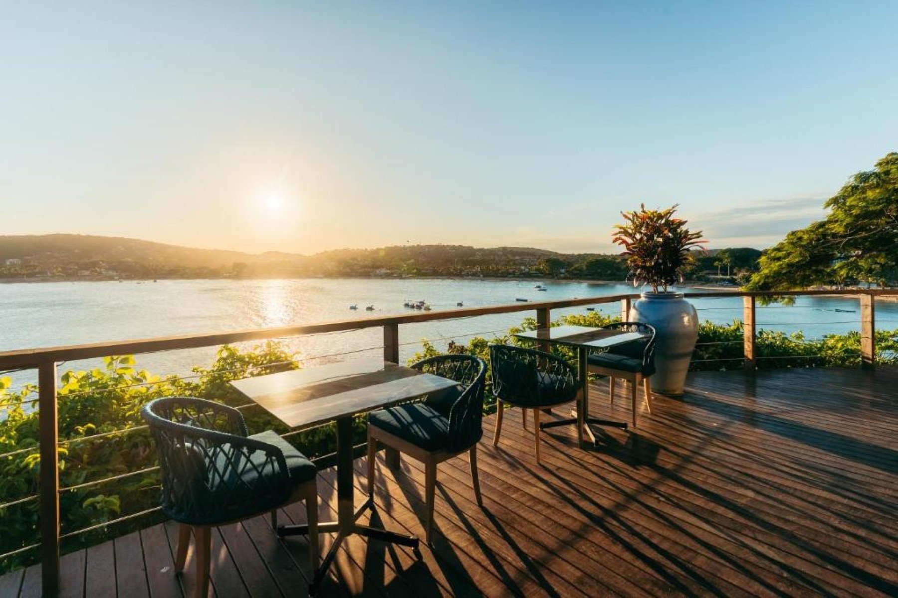 Aprecie o p&ocirc;r do Sol com a vista da Praia da Ferradura, em B&uacute;zios