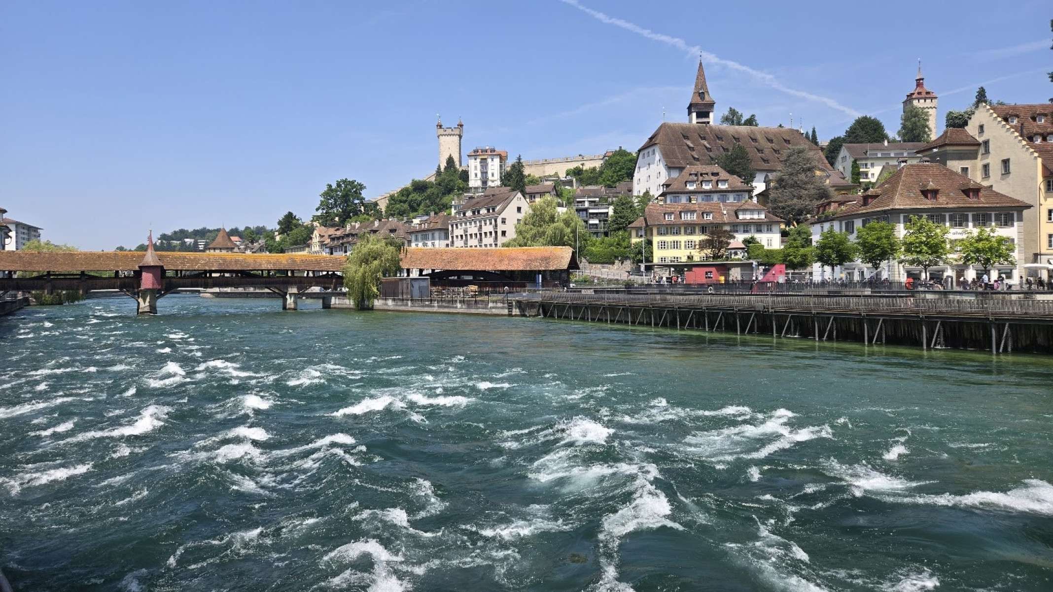 Lucerna &eacute; uma charmosa cidade localizada no cora&ccedil;&atilde;o da Su&iacute;&ccedil;a, conhecida por sua beleza medieval e paisagens alpinas deslumbrantes