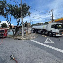 BH: caminhão carregado de combustível esbarra em poste e derruba fiação  - CBMMG/Divulgação 