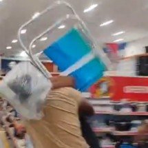 Black Friday com oferta de cadeiras de praia termina em briga em MG - ReproduÃ§Ã£o