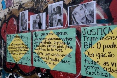 Grito silencioso por socorro: cartazes na Praça Sete, Centro de BH, cobram justiça pelas pessoas trans assassinadas na capital, incluindo a vítima mais recente, espancada na Savassi -  (crédito: Túlio Santos/EM/D.A Press)