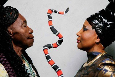  Lia de Itamarac&aacute; e Da&uacute;de t&ecirc;m linguagens musicais distintas, mas se encontraram em "Pelos olhos do mar", que est&aacute; dispon&iacute;vel nas plataformas e em formato f&iacute;sico 
 -  (crédito:  Ravanelli Mesquita / divulga&ccedil;&atilde;o)