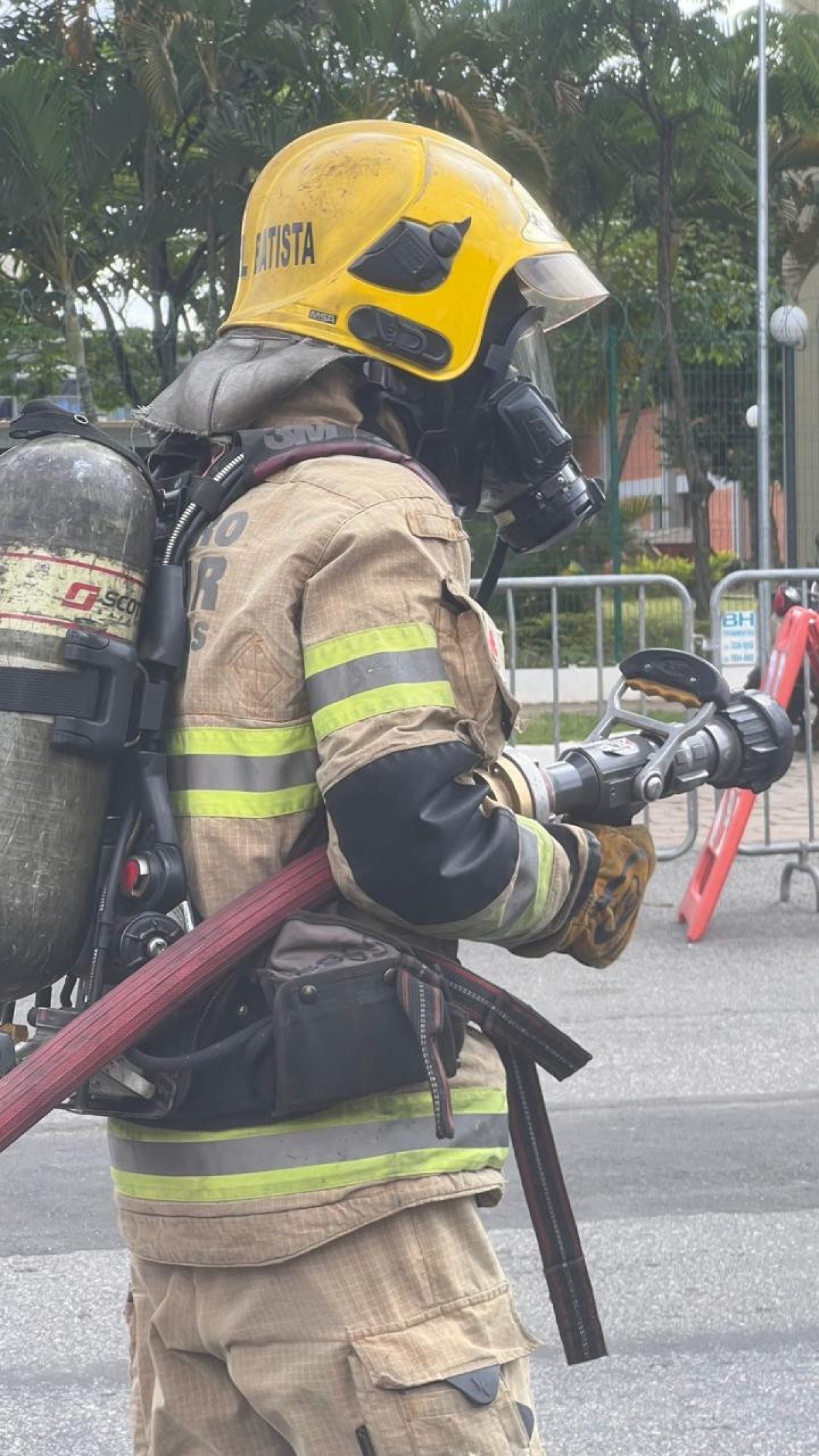 A ação contou com 20 militares, cinco viaturas e um caminhão auto-bomba do Corpo de Bombeiros (CBMMG)