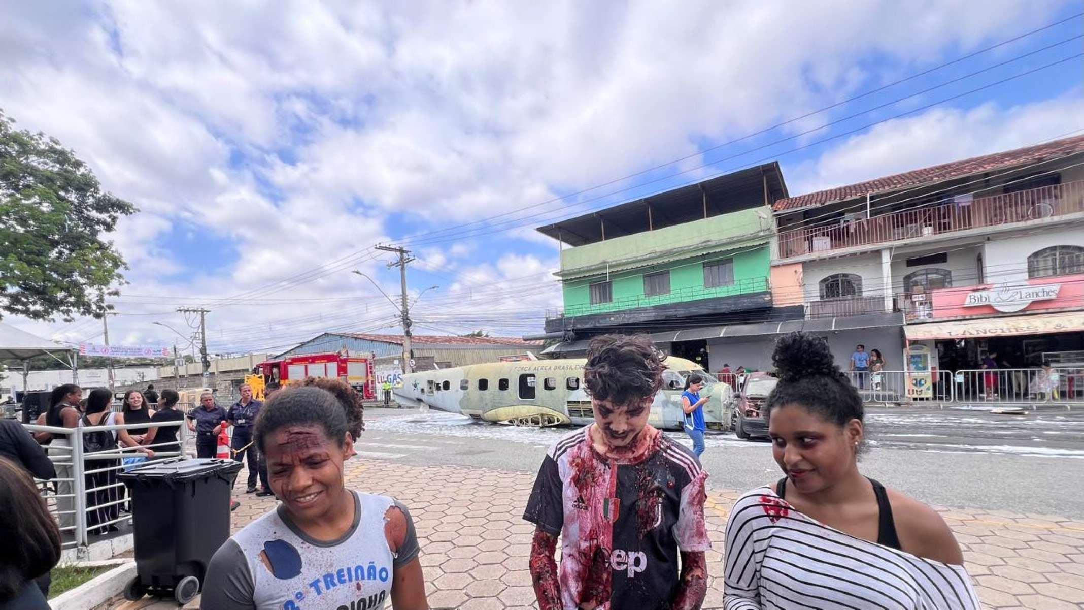 Estudantes de enfermagem da PUC Coreu encenaram vítimas do acidente simulado