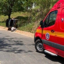 Carro tomba e deixa mulher gravemente ferida no Sul de Minas - CBMMG/Divulgação