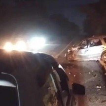 Batida entre carro e carreta deixa 2 mortos na BR-494, em Minas - Redes sociais/Reprodução
