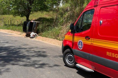 Carro tomba e deixa mulher gravemente ferida no Sul de Minas
 -  (crédito: CBMMG/Divulgação)