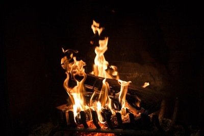 Desde os primórdios da humanidade, o fogo desempenhou um papel fundamental na sobrevivência e evolução das civilizações. Ele não só proporcionou calor e segurança, mas também se tornou um ponto central de convívio e celebração. -  (crédito: Imagem de StockSnap por Pixabay)