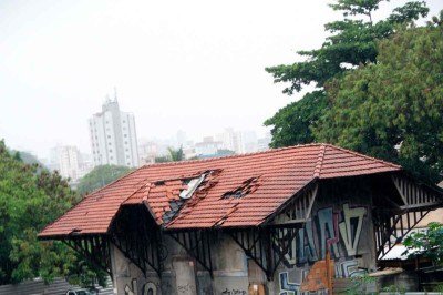 Na década de 1960, o trem elétrico era meio de transporte importante no subúrbio da capital mineira, com chegada na estação Gameleira, que hoje encontra-se em estado de total abandono e depredação -  (crédito: JAIR AMARAL/EM/D.A PRESS )