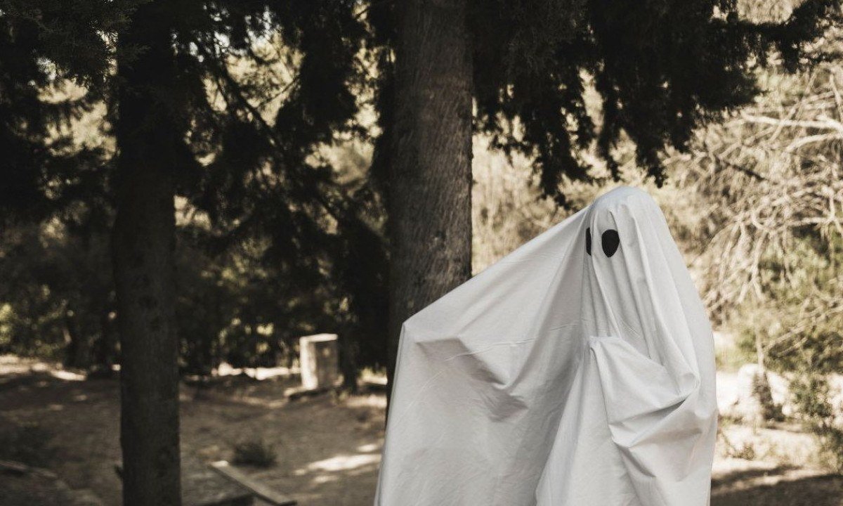 Homem é multado por fingir ser fantasma em cemitério - FreePik