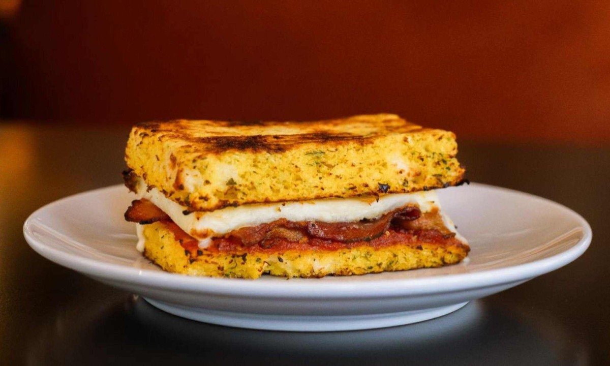 Uma das mais emblem&aacute;ticas cria&ccedil;&otilde;es da chef Ana Gabi Costa para o Broa &eacute; o tostex de pamonha 