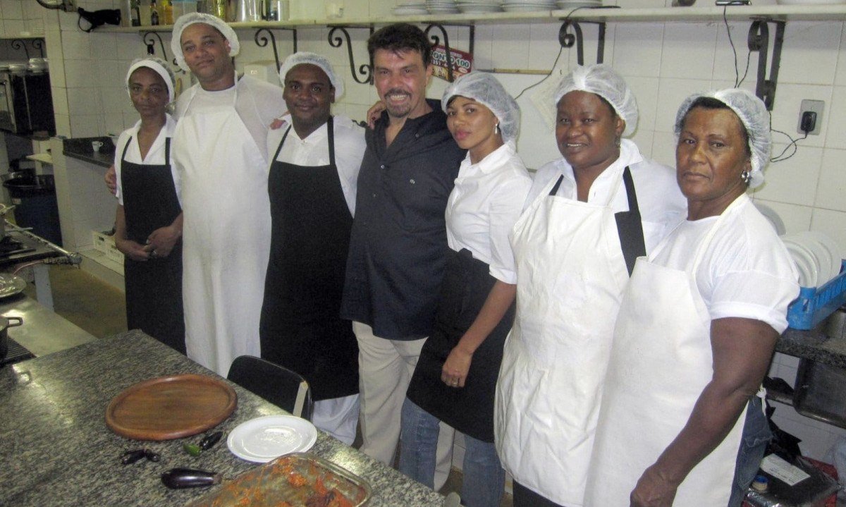 Remo Peluso (centro) fundou o Província di Salerno em 1983 e passou todo o seu conhecimento para a equipe