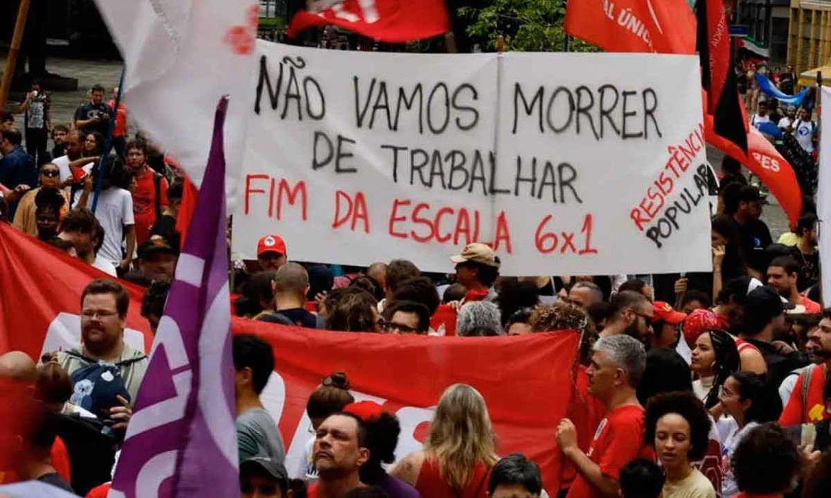 Pesquisas revelam que jornadas de trabalho excessivas deixam as pessoas cada vez mais isoladas socialmente -  (crédito: Tânia Rêgo/Agência Brasil )