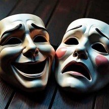 Onde comédia e tragédia caminham de mãos dadas: origem e evolução do teatro pelo -  Imagem criada po Inteligência artificial através do Aplicativo Freepik