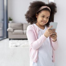 Crianças passam até três horas por dia nas telas e má postura já preocupa - Freepik