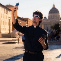 Padre que exibe músculos na internet recebe advertência de superiores: ‘Inapropriado’ - Montagem/Reproduc?a?o/Instagram