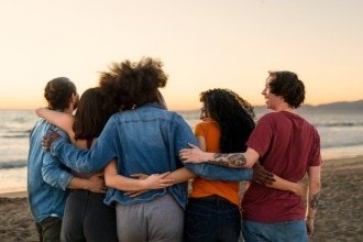 Como encontrar amigos de infância usando a internet; veja o passo a passo