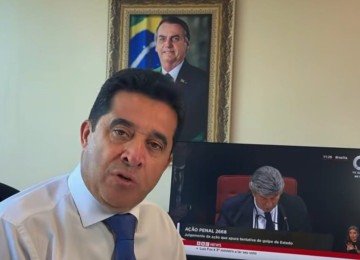 Sargento Rodrigues em uma sala onde aparece a foto do ex-presidente Jair Bolsonaro -  (crédito: Redes Sociais/Reprodução )