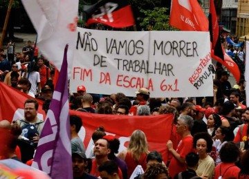 Pesquisas revelam que jornadas de trabalho excessivas deixam as pessoas cada vez mais isoladas socialmente -  (crédito: Tânia Rêgo/Agência Brasil )